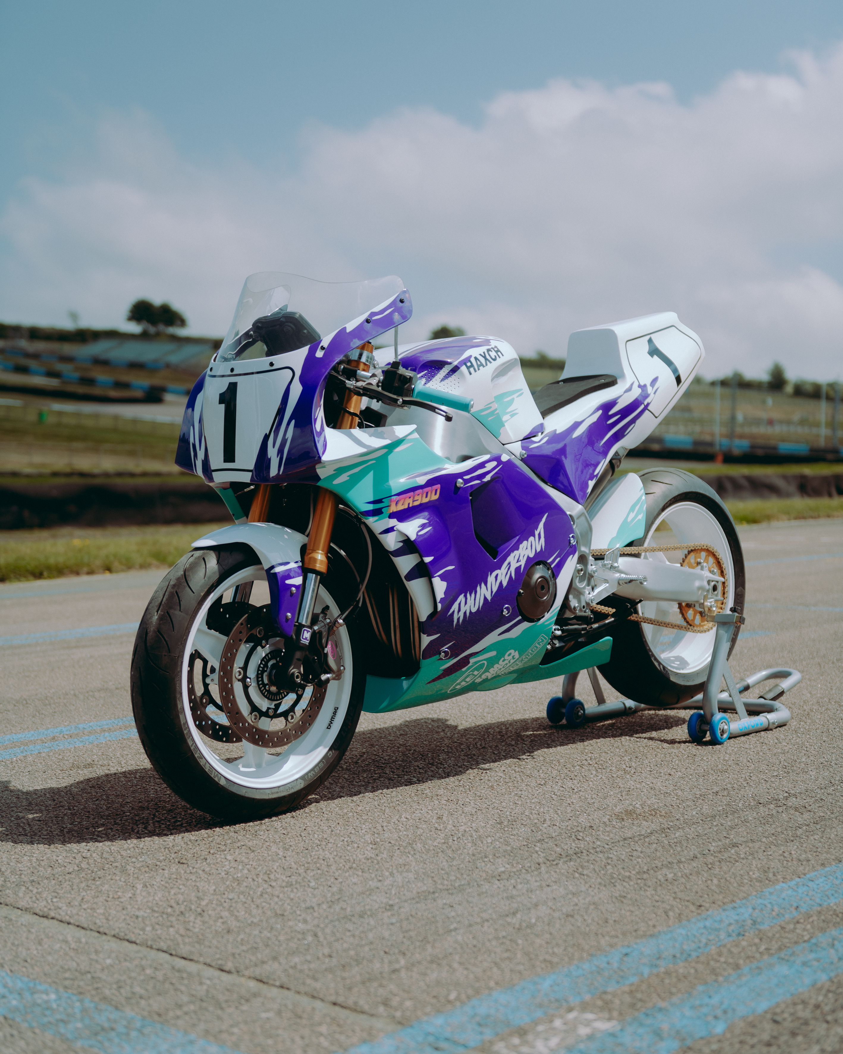 人機魂源　SPIRIT of YAMAHA MOTORCYCLE DESIGN Forged from Fire: The Story Behind the XZR900 Thunderbolt - Yamaha